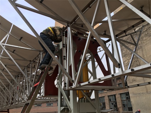 槽塔式太阳能聚光器液压驱动及跟踪系统